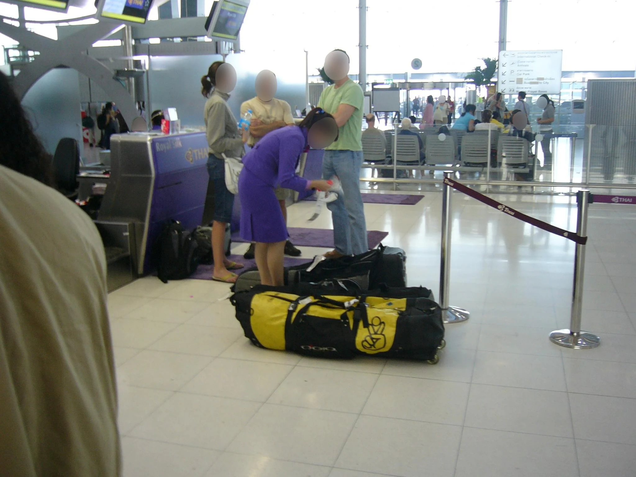 공항 체크인 과정에서 수하물 태그를 부착하는 장면